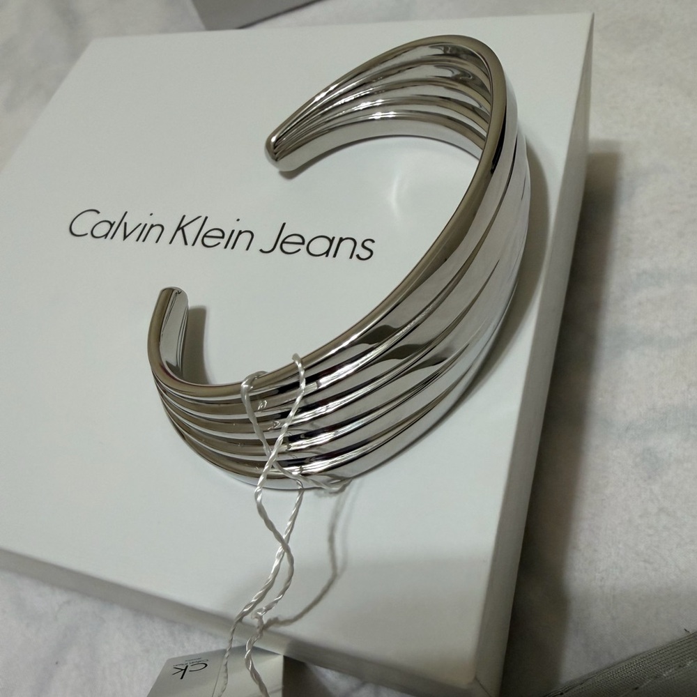 CALVIN KLEIN OPEN CUFF BANGLE